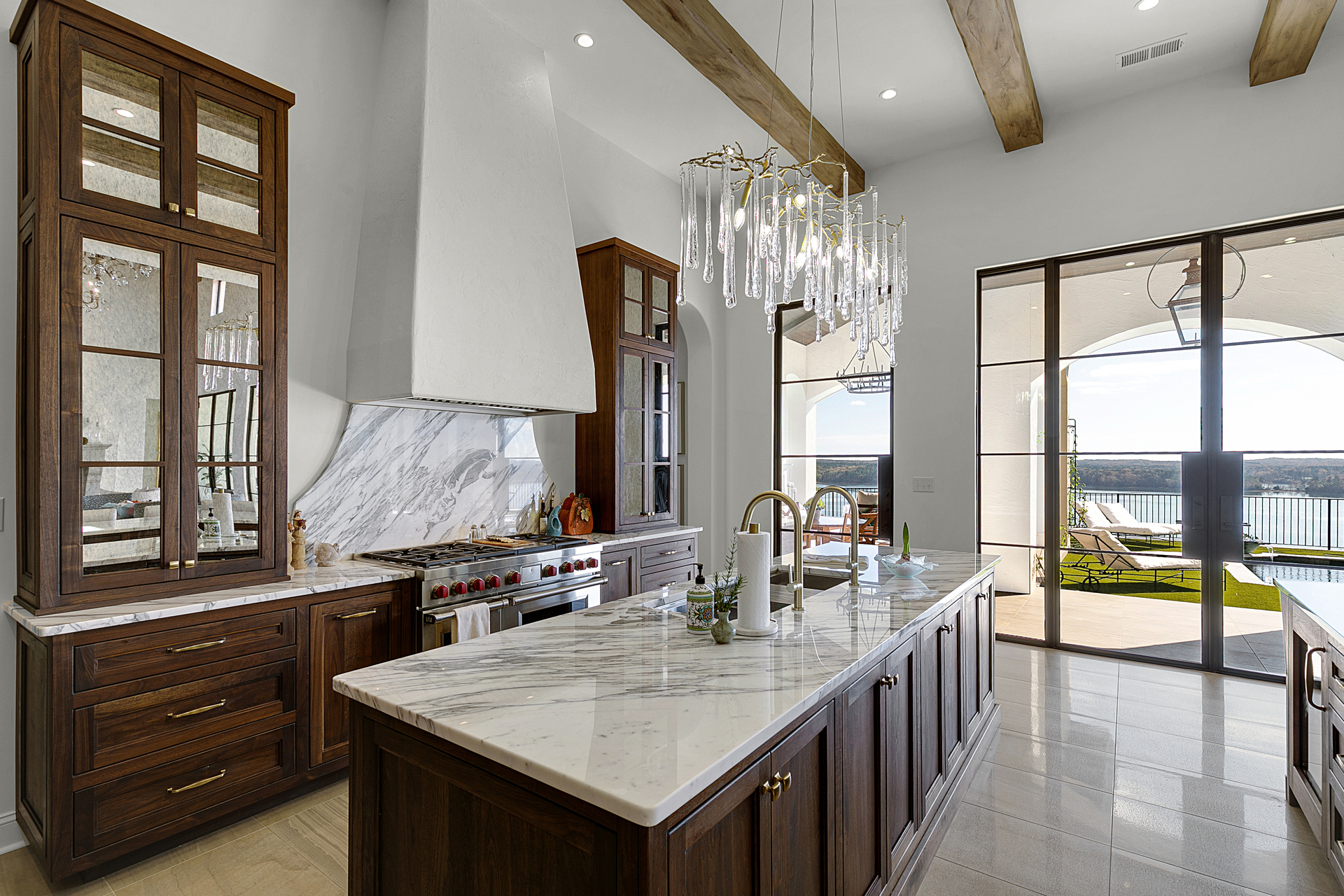 Logic Construction Group Open, Airy Kitchen