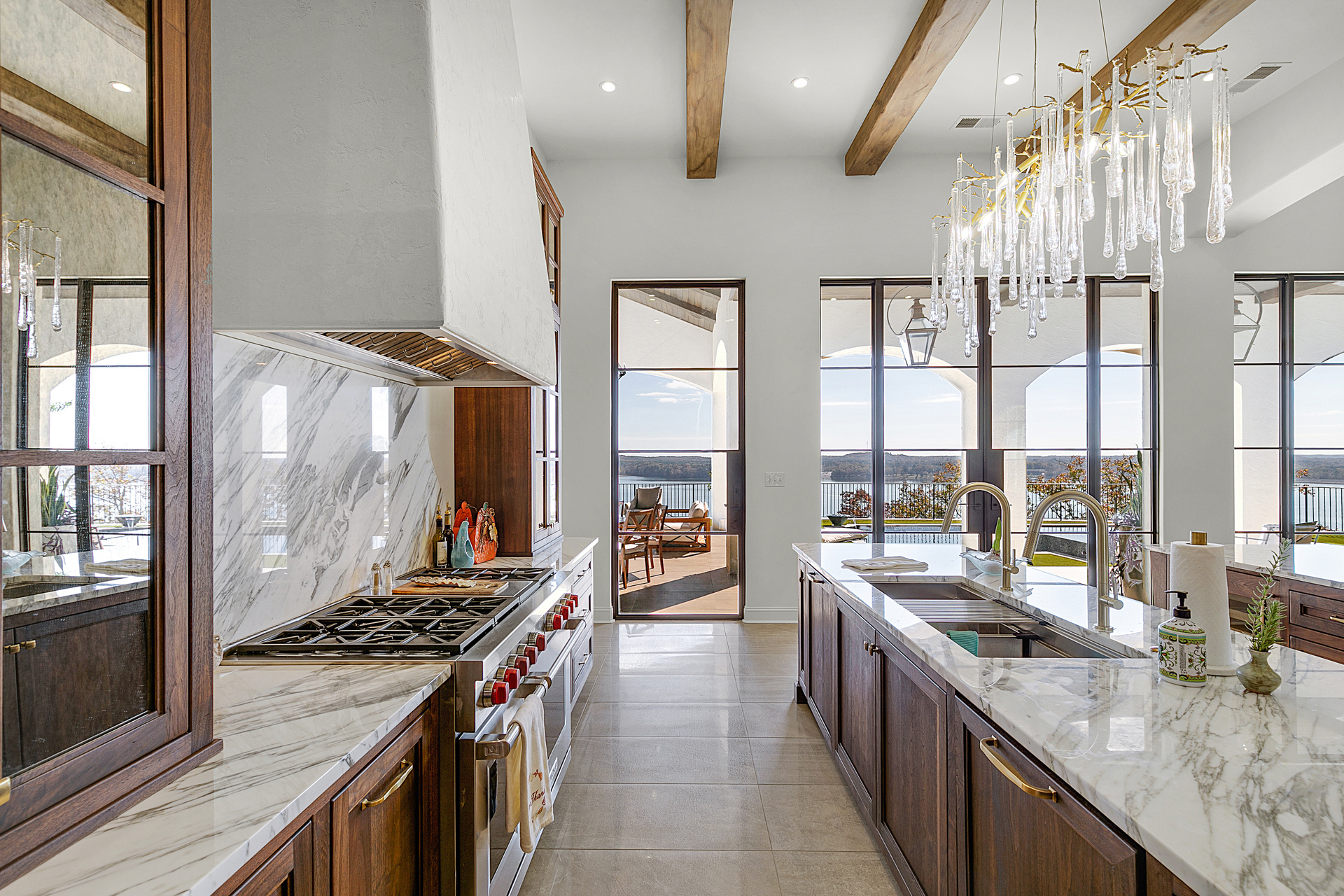 Logic Construction Group Open, Airy Kitchen